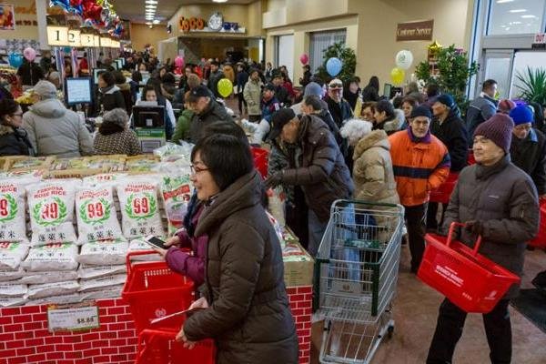 Người gốc Á đi mua sắm bên trong một siêu thị 99 Ranch Market ở Mỹ. Ảnh: Supermarket News