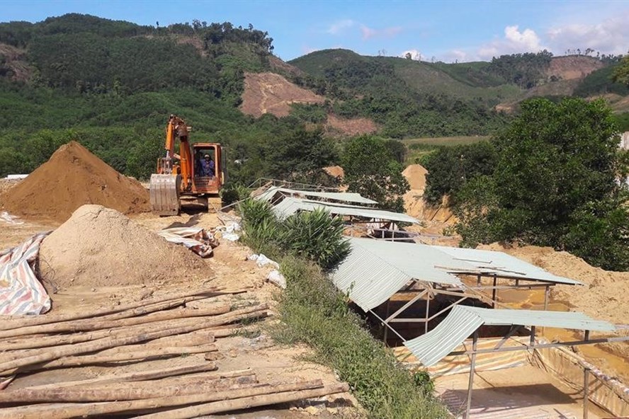 Dù đã có lệnh đóng cửa mỏ vàng Bồng Miêu, công ty vẫn ngang nhiên hoạt động. Ảnh: D.P  