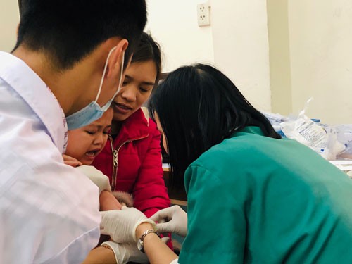 Ngày 17-3, nhiều người đưa con đến xét nghiệm sán heo tại Bệnh viện Bệnh nhiệt đới trung ương