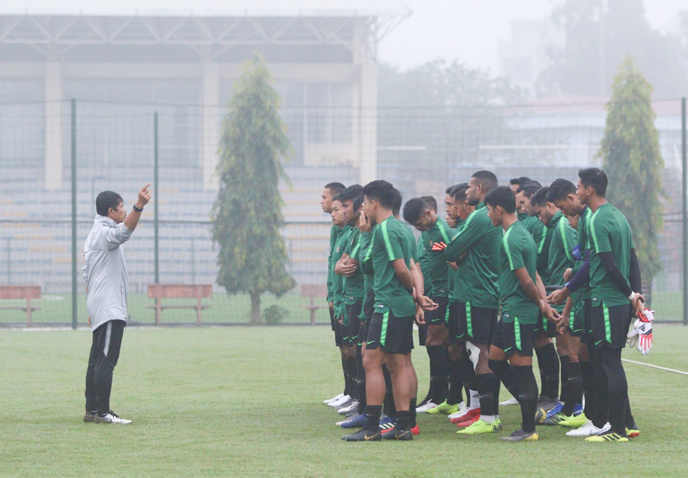  HLV Sjafri dặn dò học trò trước buổi tập. U23 Indonesia đang có chuỗi 11 trận bất bại và tràn đầy tự tin sau khi đoạt chức vô địch U22 Đông Nam Á ngay trên đất Campuchia.    