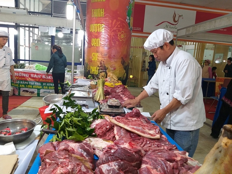 Cơ quan chức năng khuyến cáo người tiêu dùng không nên hoang mang, tẩy chay thịt lợn. Ảnh: Nguyễn Thanh