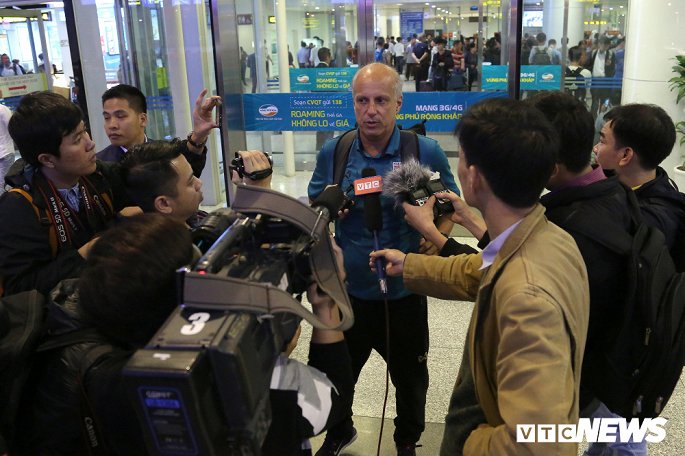 HLV trưởng của U23 Thái Lan trả lời phỏng vấn tại sân bay Nội Bài.    