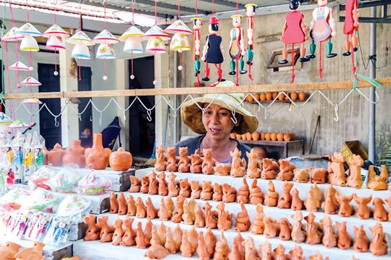 Những mặt hàng lưu niệm làm quà tặng cho du khách.   