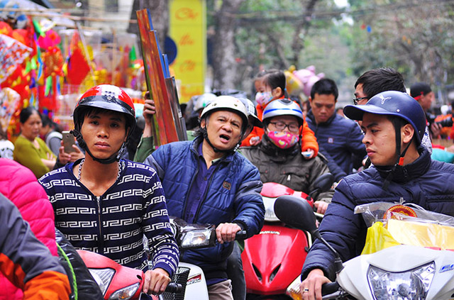 Nhằm giảm ùn tắc giao thông và ô nhiễm môi trường Hà Nội dự kiến phân vùng hoạt động của xe máy phù hợp với cơ sở hạ tầng và năng lực phục vụ của hệ thống vận tải hành khách công cộng, tiến tới dừng hoạt động của xe máy trên địa bàn các quận vào năm 2030. Ảnh: T.An    