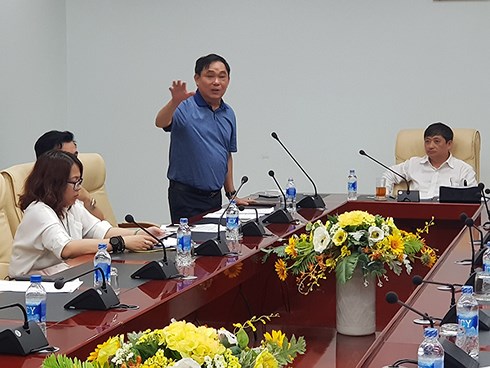 Chiều 20/3, ông Dũng Lò Vôi đã trình bày với Phó Chủ tịch Thường trực UBND TP Đà Nẵng Đặng Việt Dũng về phương án xử lý nước hồ ô nhiễm - Ảnh: Infonet
