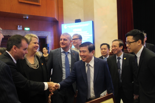 Chủ tịch UBND TP.HCM Nguyễn Thành Phong chào mừng các đại biểu FDI. Ảnh: H.V    