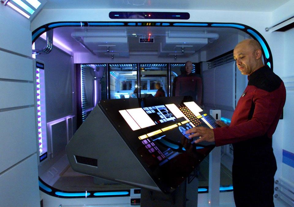 Người chủ trước tự hào đứng trước bàn điều khiển trong bộ đồng phục Star Trek của mình. Ảnh: The Sun.  