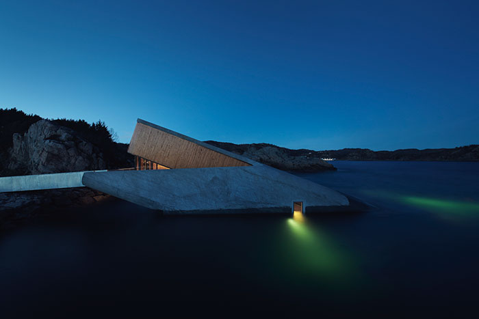 Under là tác phẩm của công ty kiến trúc Snohetta - đơn vị từng thiết kế nhà hát Opera ở Oslo hay Bảo tàng tưởng niệm 11/9 tại New York, Mỹ.    