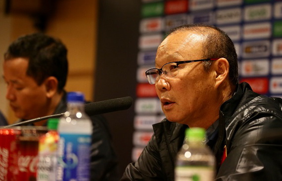 Thày Park không hài lòng với lối chơi của học trò trong trận gặp U23 Indonesia.Ảnh: VFF  