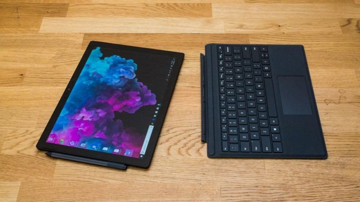 4. Microsoft Surface Pro 6 là máy tính bảng lai Windows cho phép bạn sáng tạo không ngừng với bàn phím và bút stylus.  