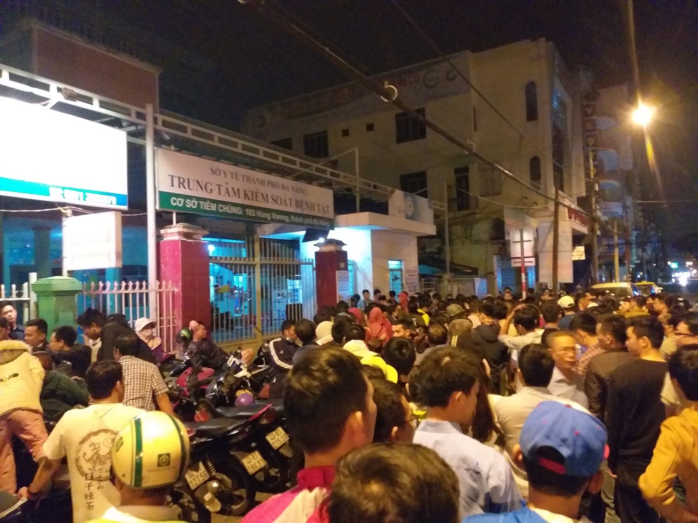 Cả ngàn người dân Đà Nẵng xếp hàng đợi từ 23h đếm 27/3 và rạng sáng 28/3 trước cơ sở tiêm chủng của Trung tâm y tế dự phòng. Ảnh: Đình Thiên