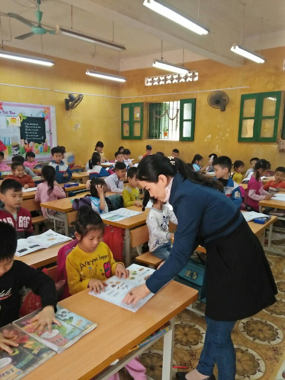 Cô giáo Lê Thị Hồng Loan vẫn say sưa truyền đạt kiến thức cho học trò, dù tới đây có thể không còn được đứng lớp. Ảnh: Bình Minh  
