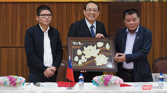 Ông Trần Duy Tùng (trái) và ông Trần Bắc Hà (phải) trong một sự kiện chung với đối tác nước ngoài
