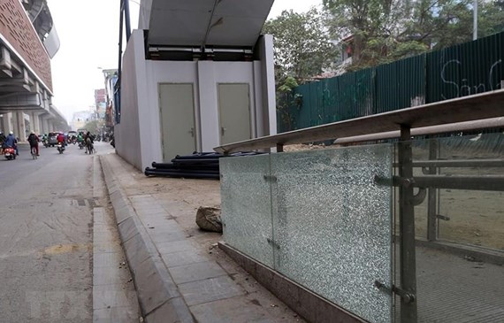 Nhiều tấm kính chưa đưa vào sử dụng đã bị nứt vỡ tại nhà ga Thái Hà. (Ảnh: Huy Hùng/TTXVN)    