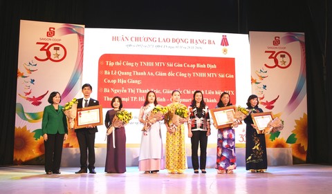Bà Trương Thị Ánh trao khen thưởng cho các cá nhân, đơn vị thành viên thuộc Saigon Co.op