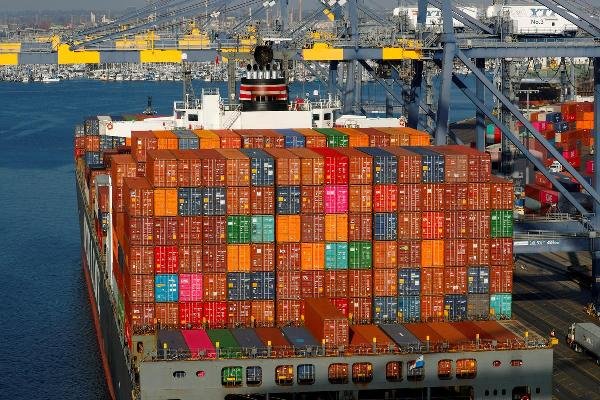 Các container xếp lớp trên một tàu chở hàng ở cảng Los Angeles, California, Mỹ. Ảnh: Reuters
