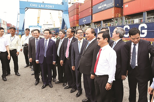 Thủ tướng Nguyễn Xuân Phúc tham quan cảng Chu Lai ngày 24/3.