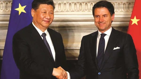 Chủ tịch Tập Cận Bình và Thủ tướng Giuseppe Conte bắt tay sau khi chứng kiến việc ký kết hàng loạt thỏa thuận Trung Quốc - Italy. (Ảnh: Reuters).