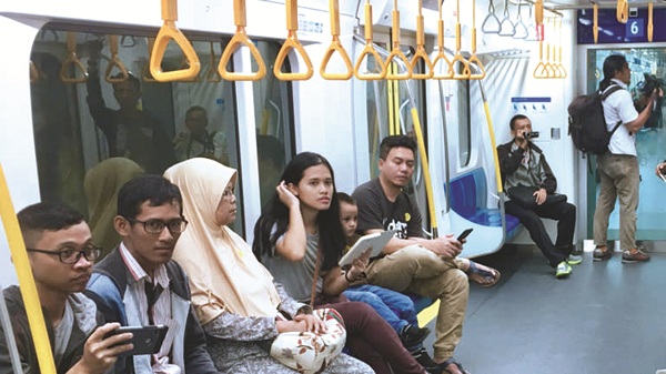 Những hành khách đầu tiên của Metro Jakarta (Ảnh: NAR)
