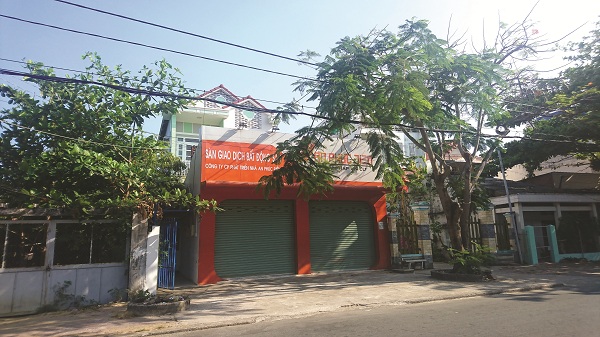 Một sàn giao dịch bất động sản nằm trên mặt tiền đường Duyên Hải đóng cửa im lìm.