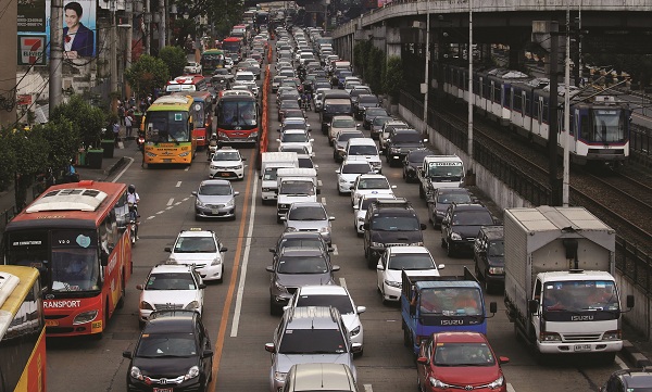 Trung tâm tài chính Makati của thủ đô Manila trong giờ cao điểm. Nạn kẹt xe gây thiệt hại 66 triệu USD mỗi ngày cho thành phố 13 triệu dân này. (Ảnh: Reuters).