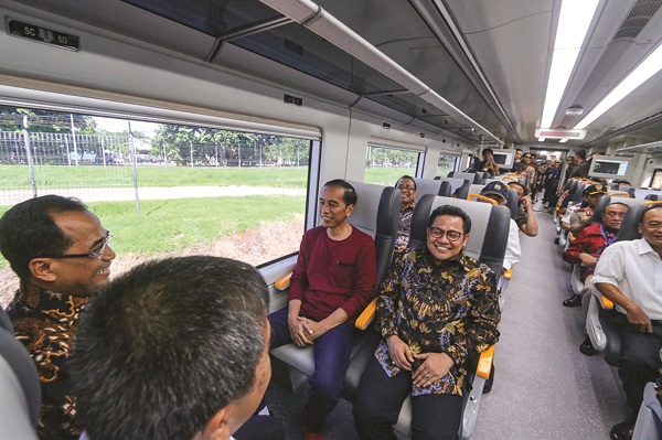 Tổng thống Joko Widodo (áo đỏ) trên chuyến tàu đầu tiên của Metro Jakarta. (Ảnh: ABS-CBN)