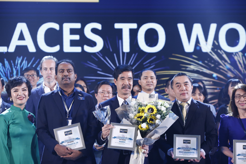 Ông Nguyễn Quốc Khánh – Giám đốc Điều hành Vinamilk nhận giải thưởng “Top 100 nơi làm việc tốt nhất” năm 2018.