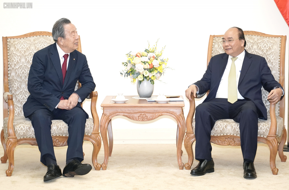 Thủ tướng Nguyễn Xuân Phúc và Chủ tịch Tập đoàn Maruhan, ông Han Chang-woo. Ảnh: VGP.    