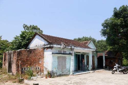 Căn nhà cũ và mảnh vườn hơn 2.000 m2 của vợ chồng ông Phan Đức P. (xã Bình Dương, huyện Thăng Bình, tỉnh Quảng Nam) vừa bán hơn 8 tỉ đồng. Ảnh: TRẦN THƯỜNG