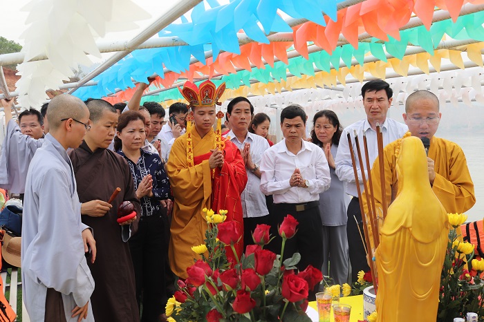 Đại diện Giáo hội Phật giáo Việt Nam tỉnh Sơn La tổ chức làm Lễ trước khi thả cả xuống vùng lồng hồ thủy điện Sơn La.    