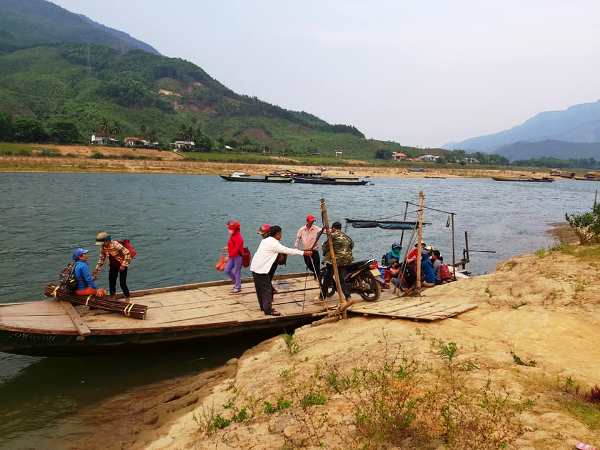 Bến đò “dứa” nơi tập trung thu mua dứa đã được tỉnh Quảng Nam  đầu tư xây 1 cây cầu giúp người dân giao thương thuận lợi  