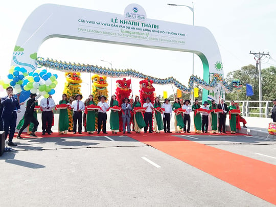 Khánh thành 2 cây cầu và đường dẫn vào dự án Khu Công nghệ môi trường xanh vào sáng 27-3 tại xã Tân Lập, huyện Thủ Thừa, tỉnh Long An