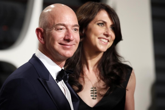 Ông Jeff Bezos và bà MacKenzie. Ảnh: Reuters.    