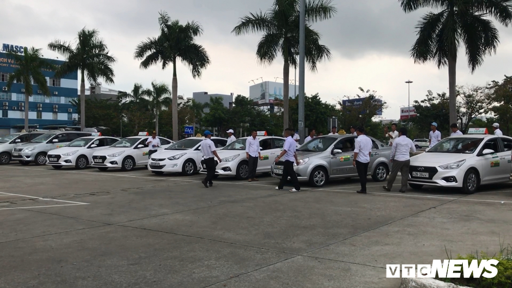 Tài xế các hãng taxi đình công tại Sân bay Đà Nẵng phản đối cạnh tranh không bình đẳng của Grab vào tháng 11/2018.
