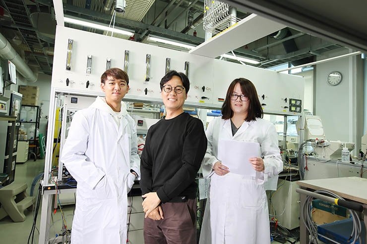 Giáo sư Kim Gun-tae (giữa) cùng các cộng sự tham gia nghiên cứu  