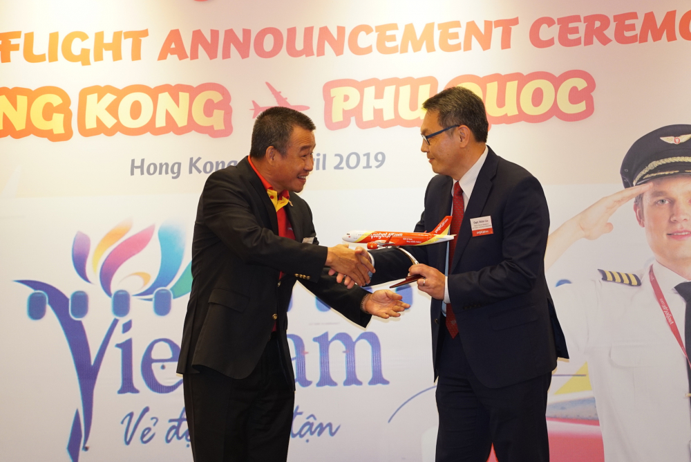 Ông Lưu Đức Khánh (trái) đại diện Vietjet trao quà lưu niệm cho ông Victor Liu – Cục phó Cục hàng không Hồng Kông