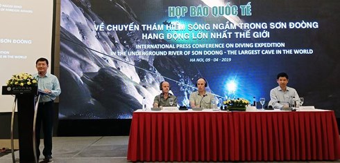 Đồng chí Trần Tiến Dũng, Phó Chủ tịch UBND tỉnh Quảng Bình phát biểu tại buổi họp báo.  