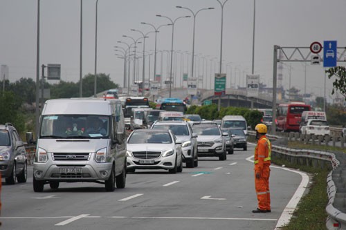 Đường cao tốc TP HCM - Long Thành - Dầu Giây mỗi ngày có đến 75.000 lượt xe tham gia giao thông, trong khi thiết kế chỉ dành cho 59.000 lượt
