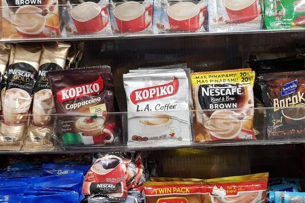 Thị phần của các sản phẩm cà phê hòa tan thương hiệu Kopiko của công ty PT Mayora Indah đã tăng gấp đôi ở Philippines trong năm năm qua. Ảnh: Nikkei Asian Review