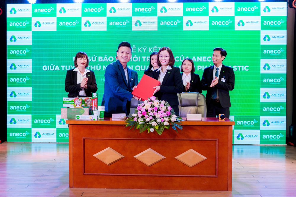 Quang Hải tại buổi lễ ký kết hợp tác với An Phát Holdings.    