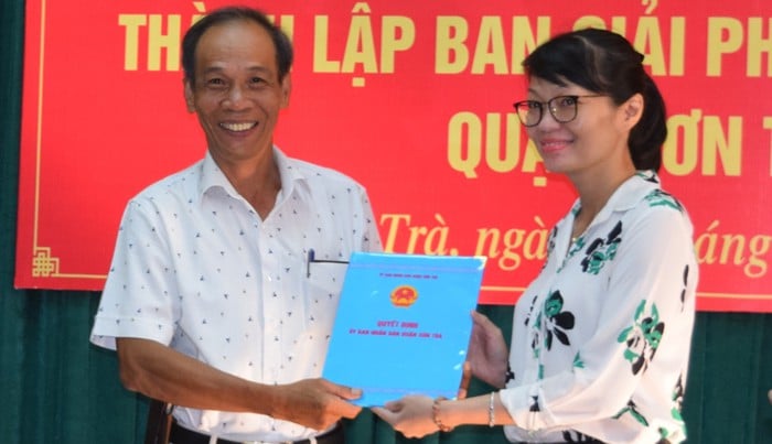 Bà Trần Thị Thanh Tâm trao quyết định thành lập Ban Giải phóng mặt bằng quận Sơn Trà. Ảnh: KT    