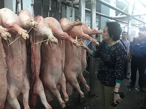 Bà Phong Lan kiểm tra nguồn gốc heo tại chợ đầu mối Hóc Môn  
