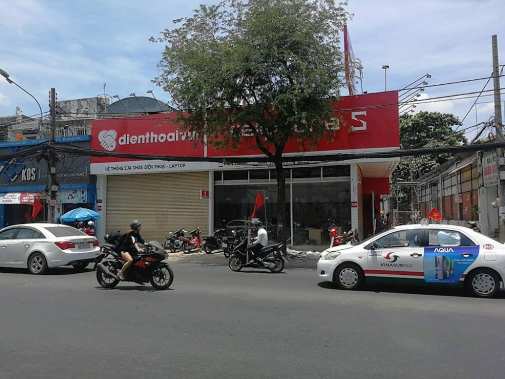 Cửa hàng Viễn Thông A trên đường Trường Chinh (Tân Bình, TP.HCM) chuyển thành CellphoneS - Ảnh: Hữu Dũng    