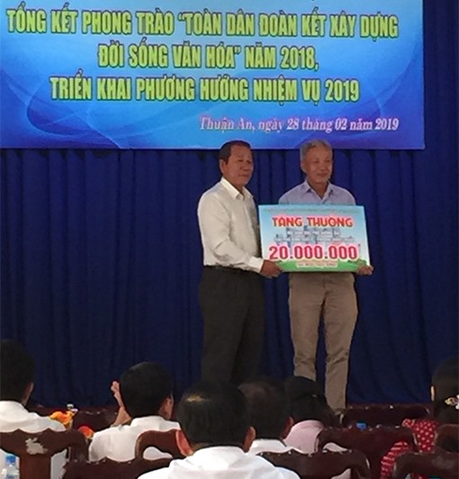 Lãnh đạo thị xã Thuận An tuyên dương và tặng bằng khen cho các thành viên đội xử lý hành vi xả trộm rác ở khu phố Bình Quới B. Ảnh: D.C  