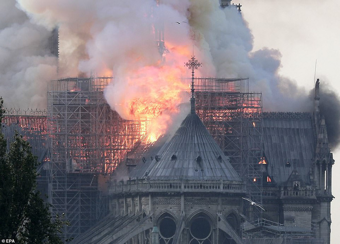 Ngọn lửa được cho là bùng phát ở phần mái nhà thờ. Ảnh: EPA    