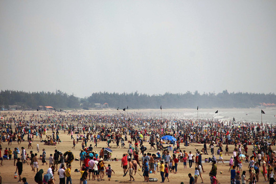 Bãi tắm Thủy Tiên ở TP Vũng Tàu đông nghịt người trong những ngày nghỉ lễẢnh: MAI THẮNG    