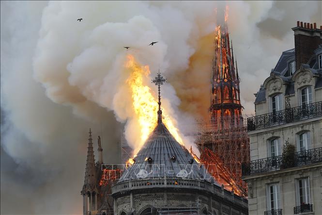 Khói lửa ngùn ngụt tại hiện trường vụ cháy Nhà thờ Đức Bà Paris ngày 15/4/2019. Ảnh: AFP/TTXVN  