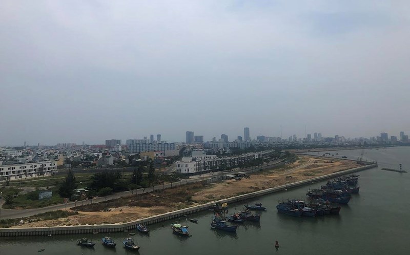 Dự án Bất động sản và bến du thuyền Đà Nẵng lấn sông Hàn. Ảnh: LÊ PHI.    