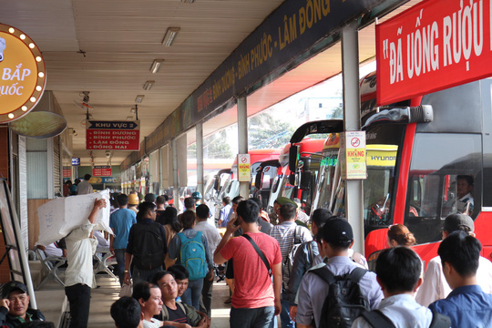 Hành khách chờ lên xe tại Bến xe Miền Đông    