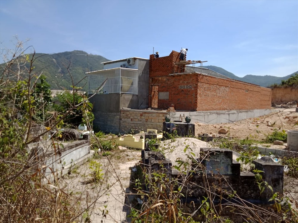 Nhà cửa xây dựng áp sát nghĩa trang trên núi Đất (xã Phước Đồng, TP. Nha Trang, Khánh Hòa). Ảnh: PV  